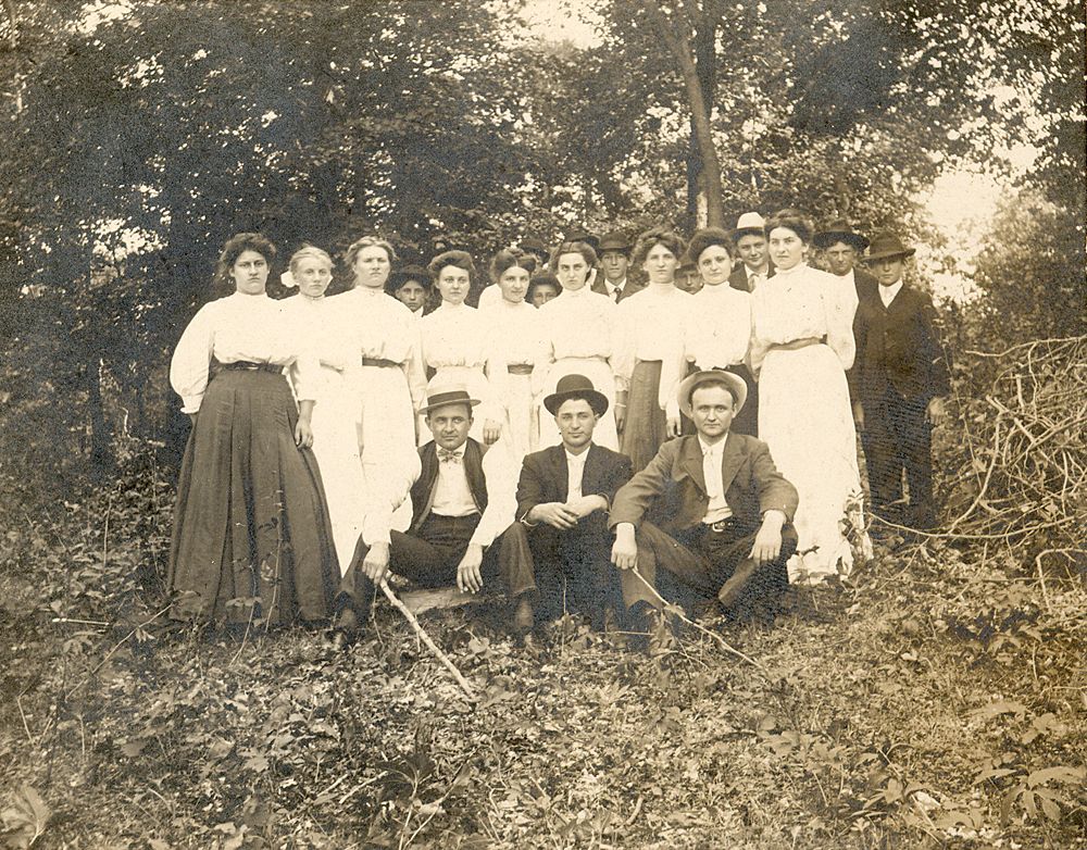 Group of Victoria people about 1910